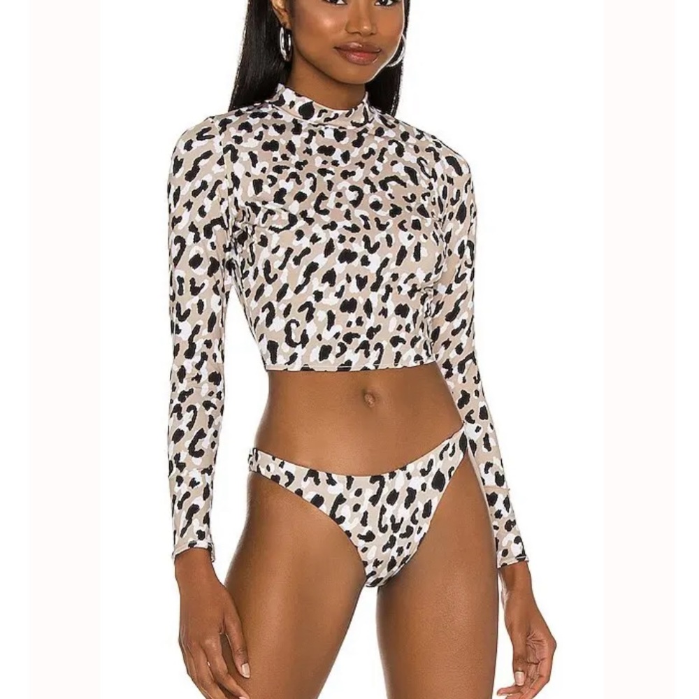 NEW NWT Vitamin A Remy Rashguard cropped top - rash guard